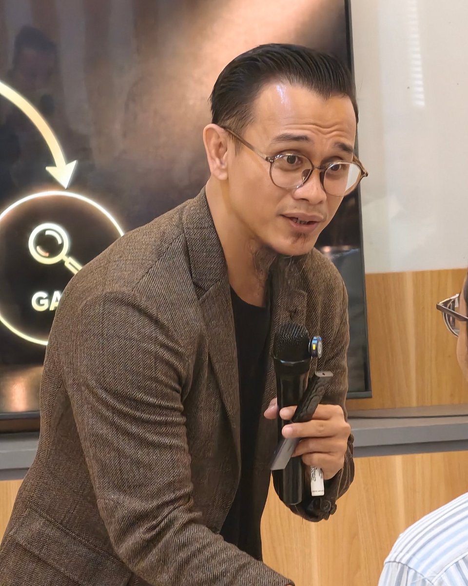 Coach Riko Abu Alfatih saat mengajar dengan mikrofon