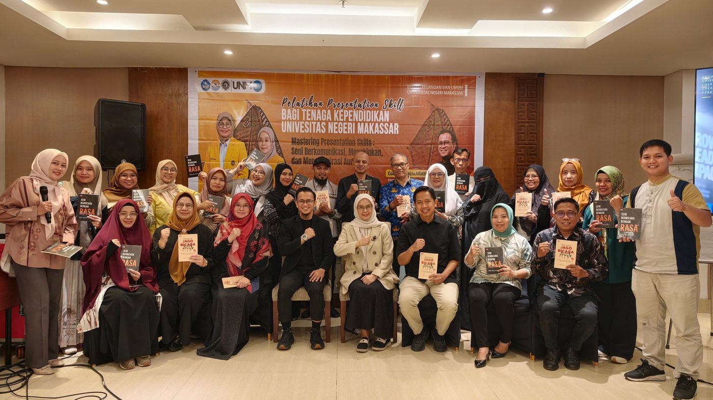 Foto bersama peserta pelatihan presentation skill Universitas Negeri Makassar