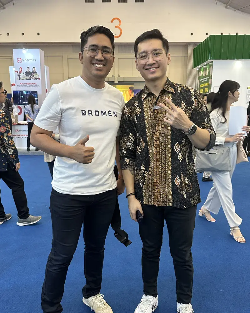 Thobroni Ali mengenakan kaos BROMEN di sebuah expo UMKM