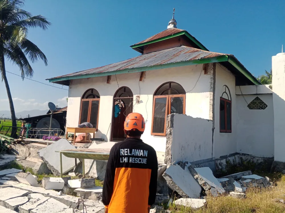 Warga penyintas gempa NTT di tenda pengungsian LMI