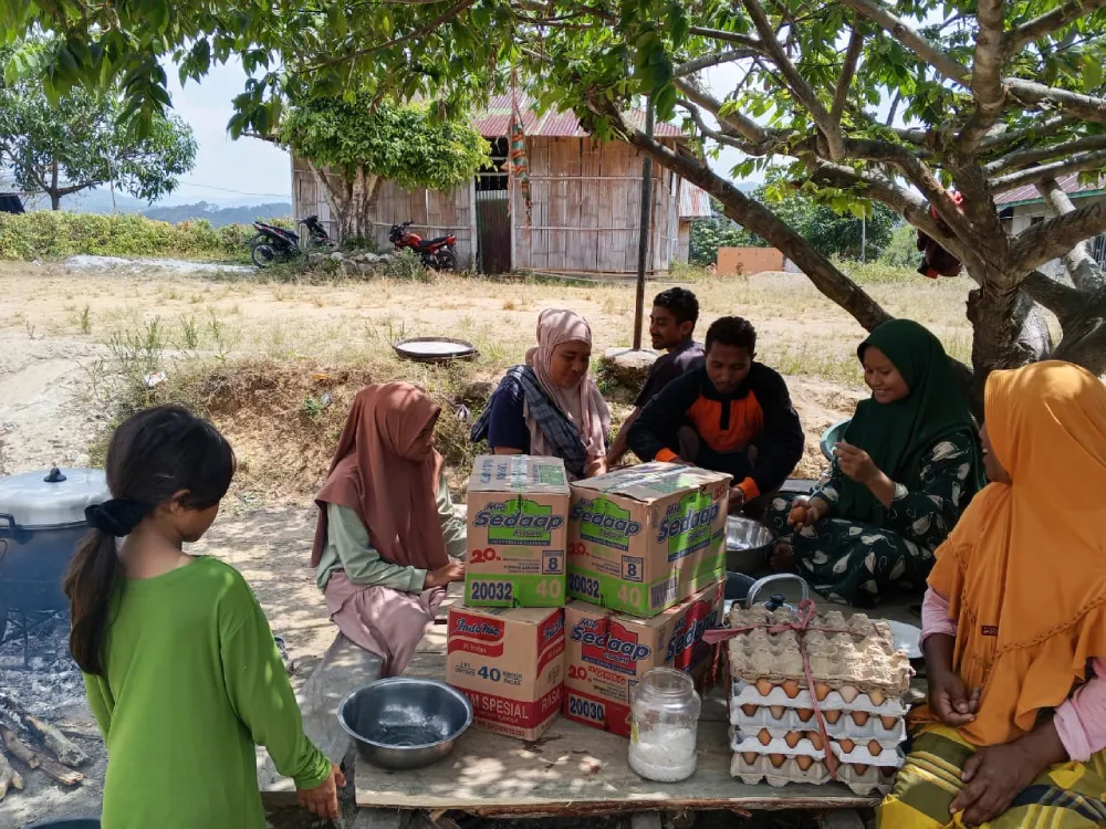 Tim LMI mendistribusikan air bersih dan makanan