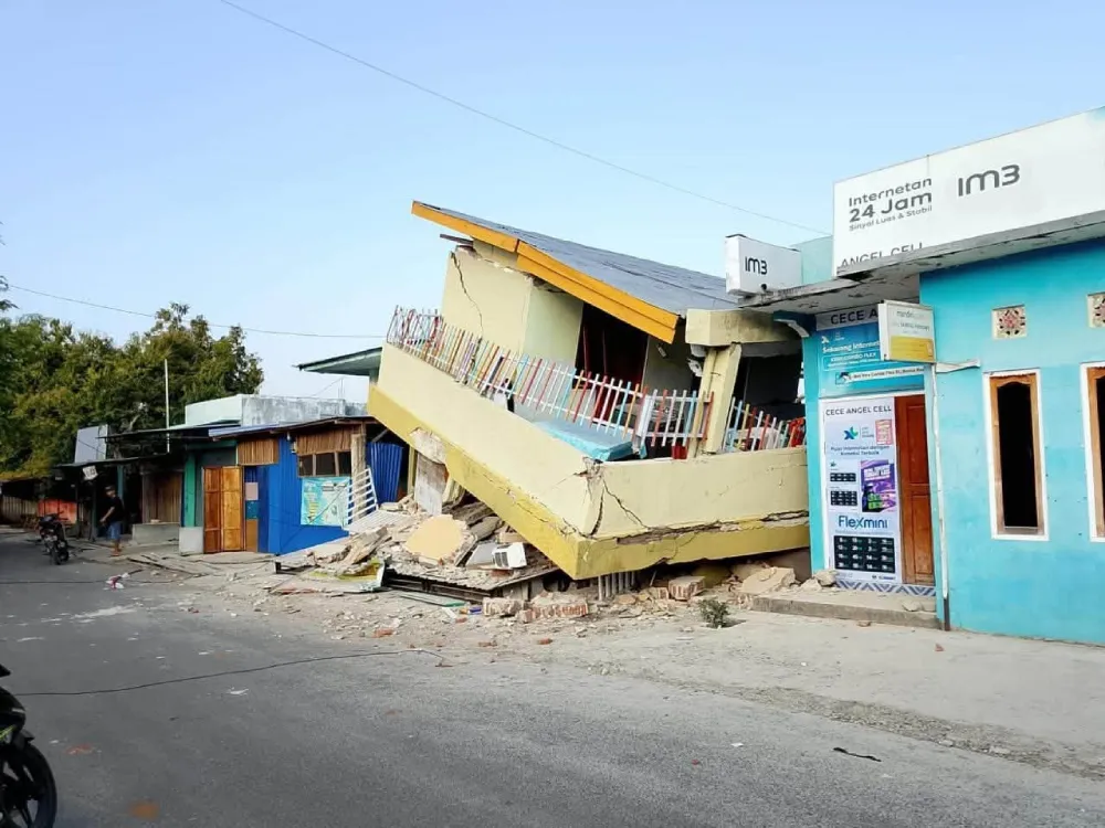 Anak-anak pengungsi gempa NTT mendapatkan bantuan dari LMI