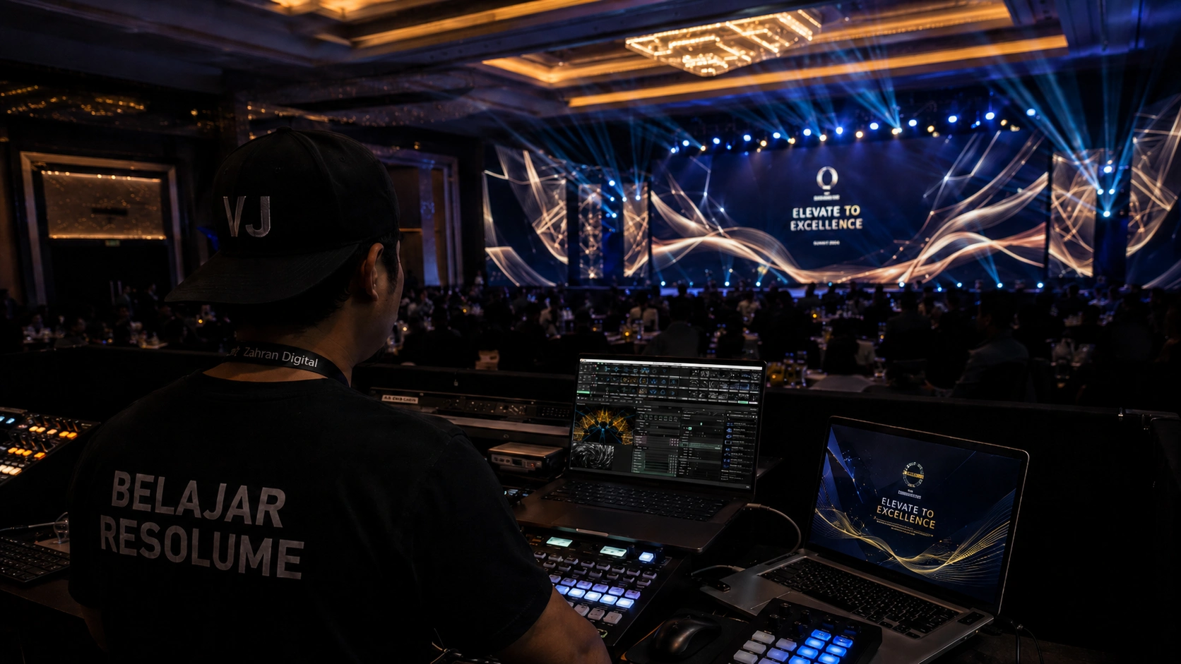 Operator VJ di area FOH event dengan panggung besar dan laptop Resolume