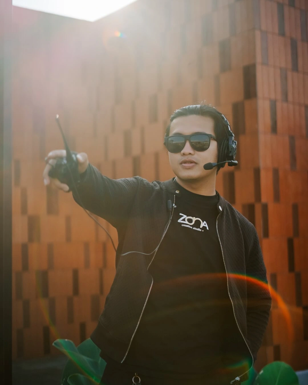 Portrait operator VJ dengan headset dan kacamata hitam
