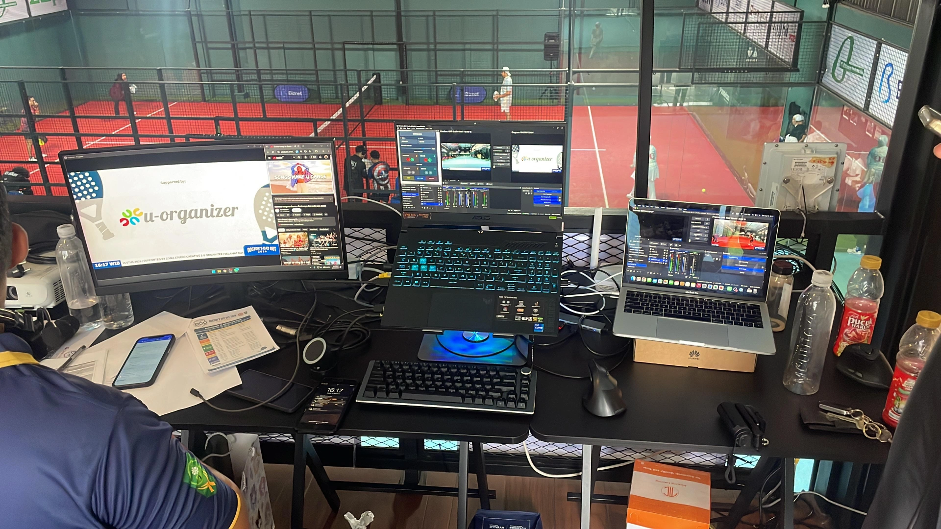 Setup VJ di event panggung merah dengan laptop dan layar LED