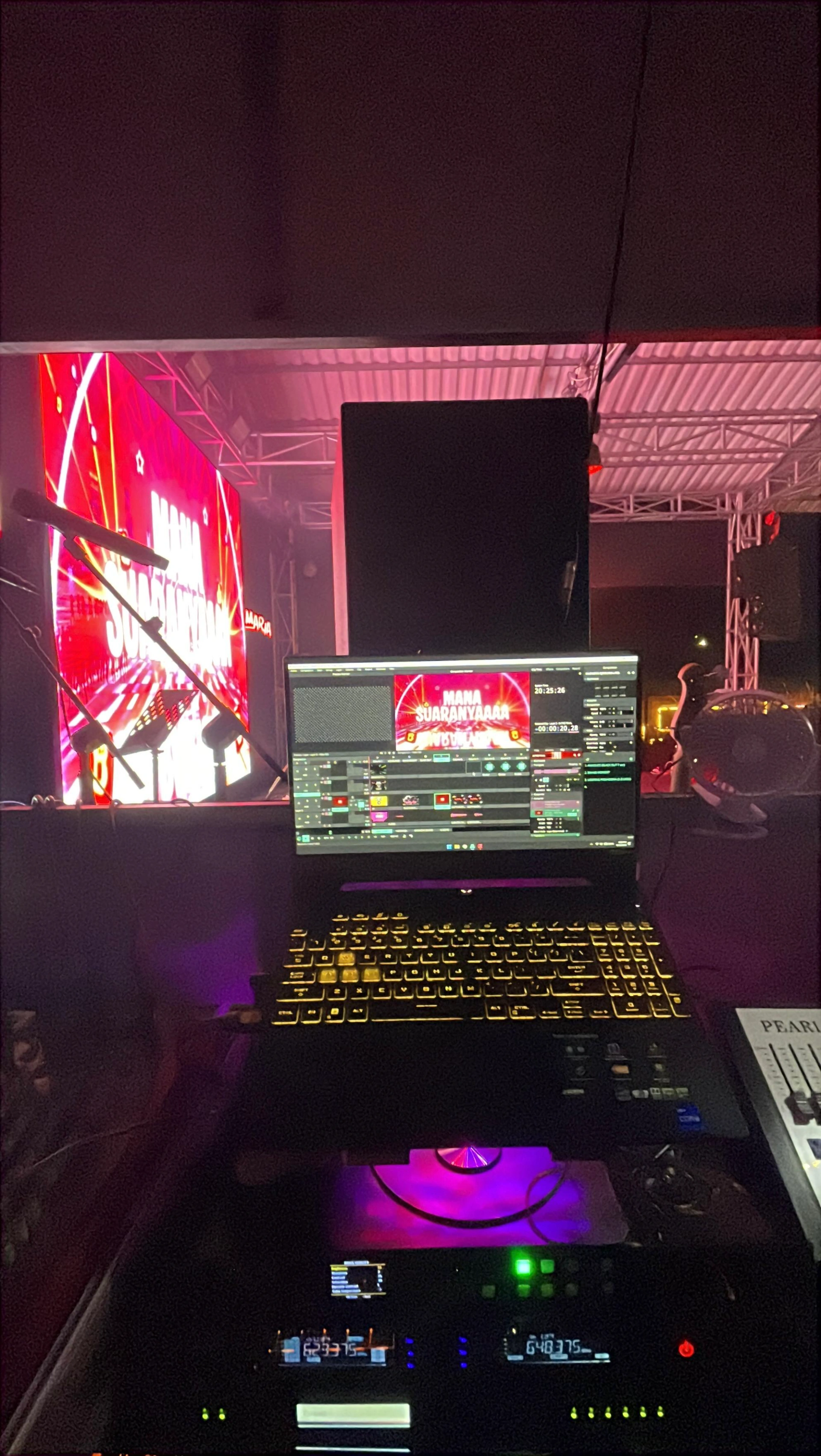 Tim operator sedang bekerja di meja produksi event